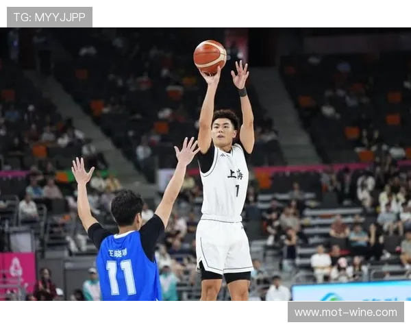 张知垚砍下27分13板董灏轰21分助上海大胜湖北豪取关键胜利