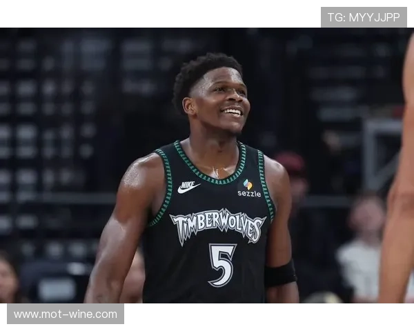 爱德华兹复出状态低迷半场仅得5分2助攻表现令人失望 爱德华兹复出状态低迷半场仅得5分2助攻表现令人失望