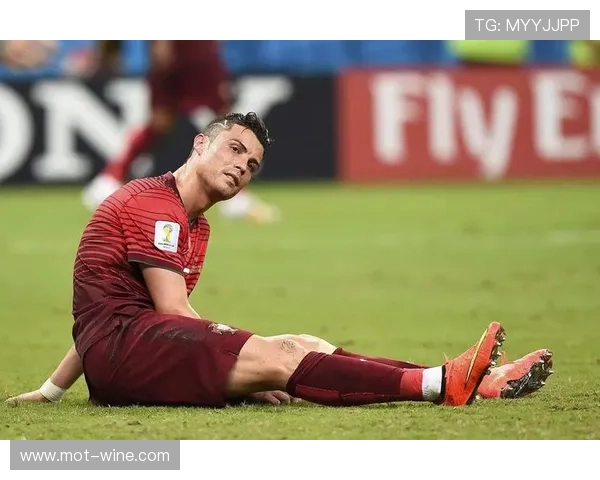 皮尔斯夜店偷瞄性感美女的紧张瞬间只需半秒钟的转头反应