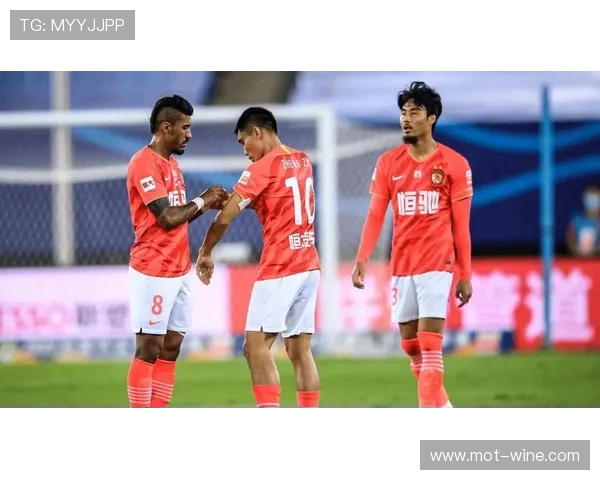 奥特执教首胜喜悦洋溢队员们泼水庆祝难掩激动心情 奥特执教首胜喜悦洋溢队员们泼水庆祝难掩激动心情